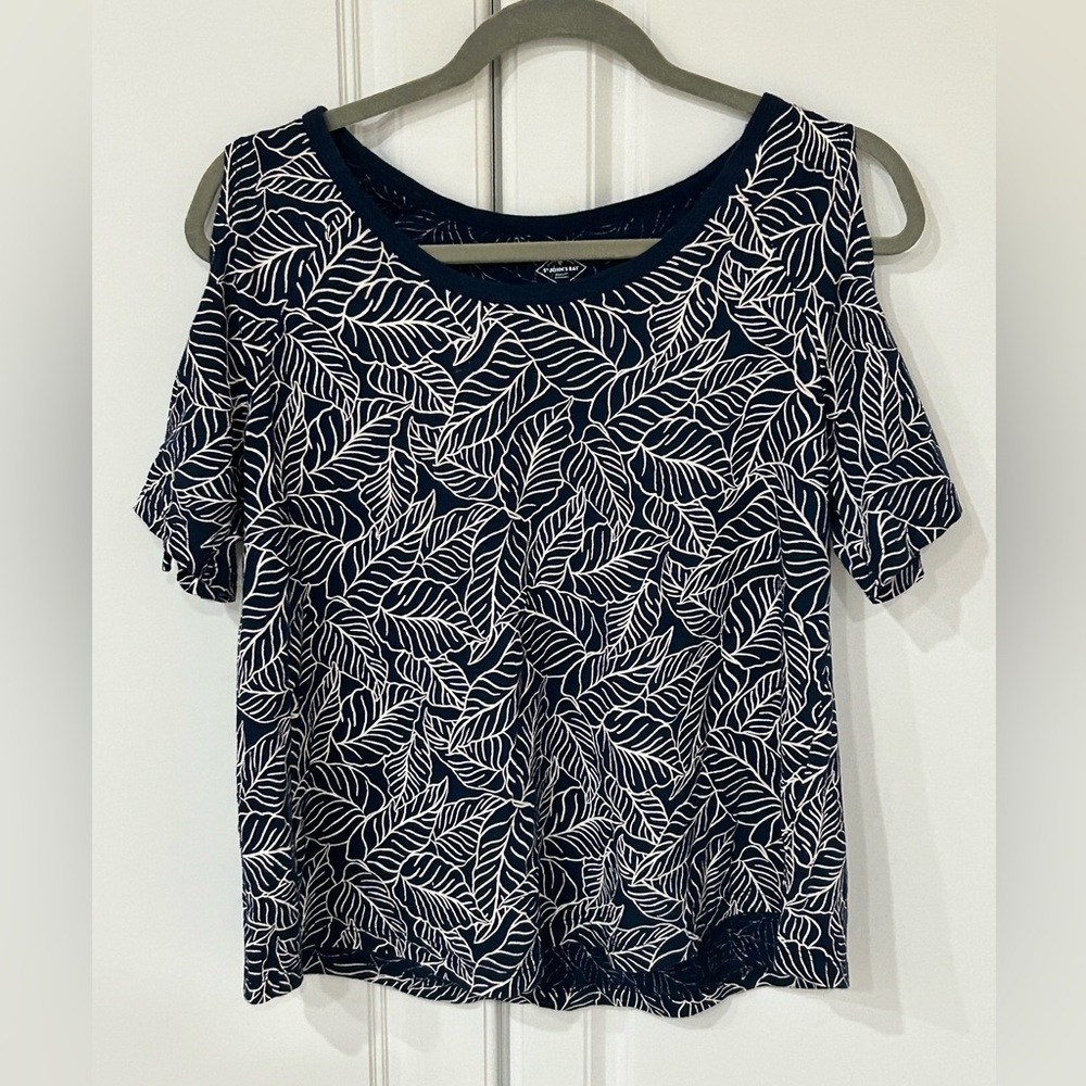 St. Johns Bay Women’s Cold Shoulder Top Petite M